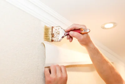 Pose de papier peint à Mahéru — revêtements muraux et toiles de verre